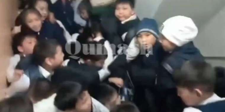 «Директор қызметінен кетті»:  Алматыда киім ауыстыратын бөлмеде оқушылар қысылып қалды