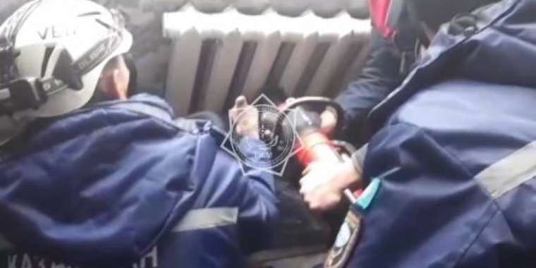 Шымкентте 6 жастағы бала қолын батареядан шығара алмай қалған