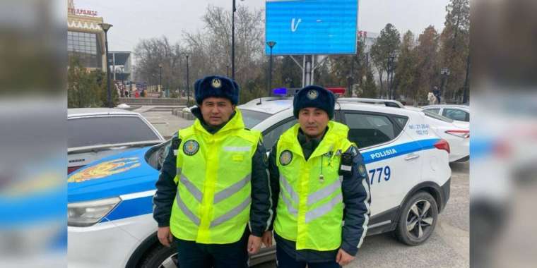 Шымкентте полицейлер жолда босанған әйелге көмектесті