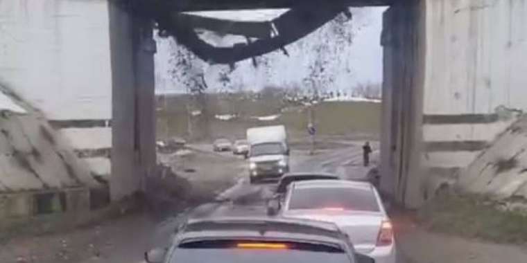 Түркістан облысында теміржол көпірінің қоршауы опырылып түсті