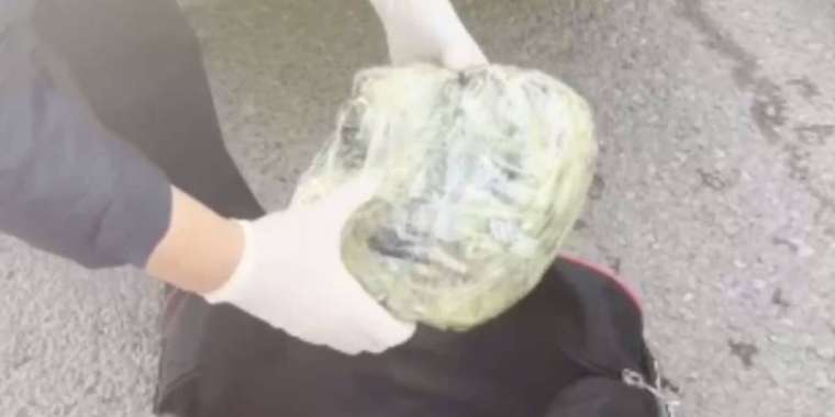 Шымкентте такси жолаушысынан аса ірі көлемде «синтетика» тәркіленді