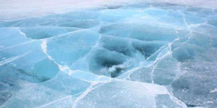 Атырауда полицейлер мұз ойылып, суға түсіп кеткен әйелді құтқарды 