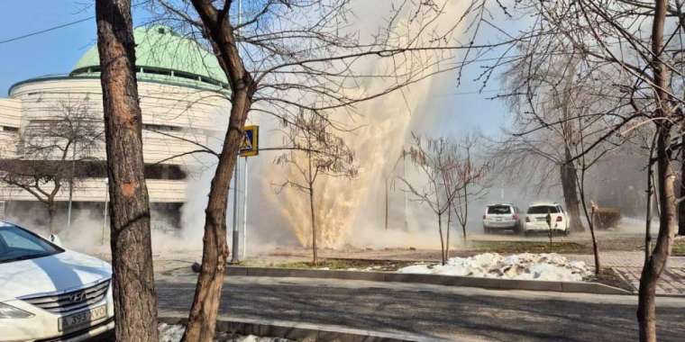 Алматыда құбыр жарылып,  жерден ыстық су атқылады