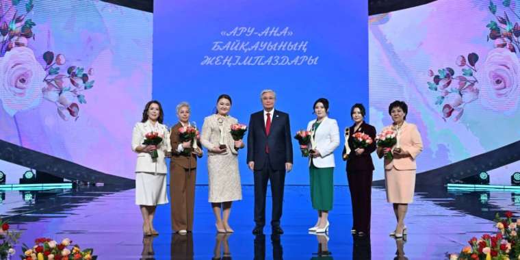 Президент «Ару-Ана» әйелдердің үздік жобасы байқауының жеңімпаздарын марапаттады