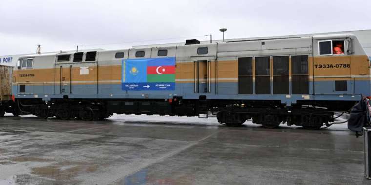 Қазақстан мен Әзербайжан президенттері Сиань-Апшерон бағытындағы пойызды телекөпір арқылы қарсы алды