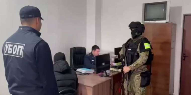 Шымкентте қару пайдаланып, бопсалаумен айналысқан жастар ұсталды