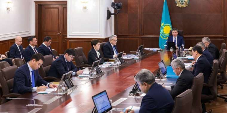 «Қоқысты таудай қылып үйіп қою үйреншікті жағдайға айналды»: Премьер-Министр қайта өңдеу саласын сынға алды