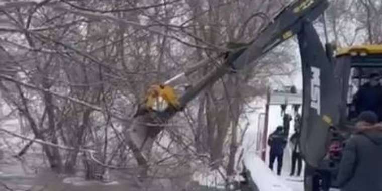 Өскеменде Аблакетка өзенде мұз кептеліп, 20 саяжайдың ауласын су басты