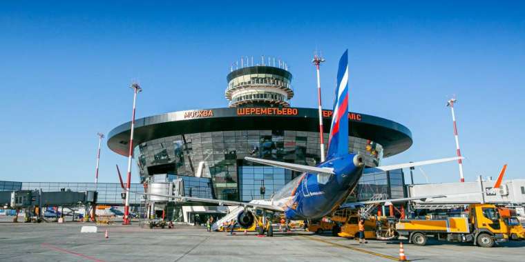 Ұшақ жолаушысы: Сөмкемде бомба бар