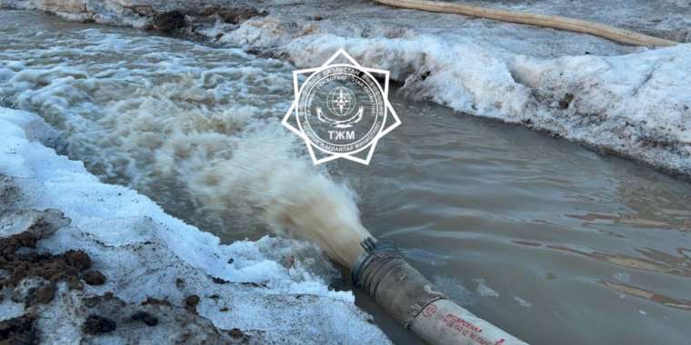 Жолды жауып тастаған Қоянды ауылынан бір түнде 80 мың текше метр су тартылды