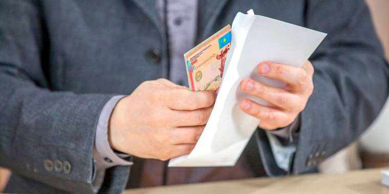 Павлодар облысында мемлекеттік қызметкер парамен ұсталды