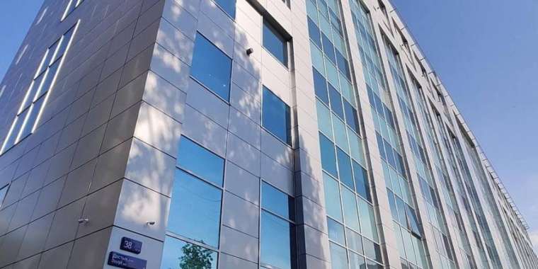 Алматыда бизнес-орталық отқа оранды