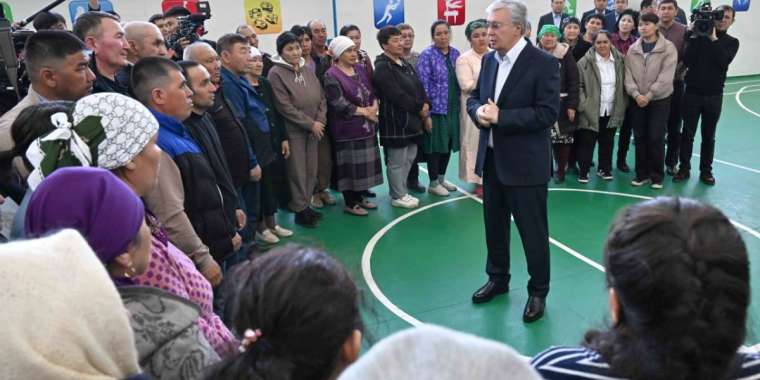 «Еш алаңдамаңыздар»: Президент Батыс Қазақстан өңіріне сапарында тұрғындармен кездесті