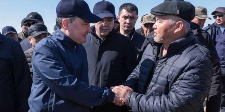 Бектенов Құлсарыдағы су тасқыны жағдайын тексеріп жатыр