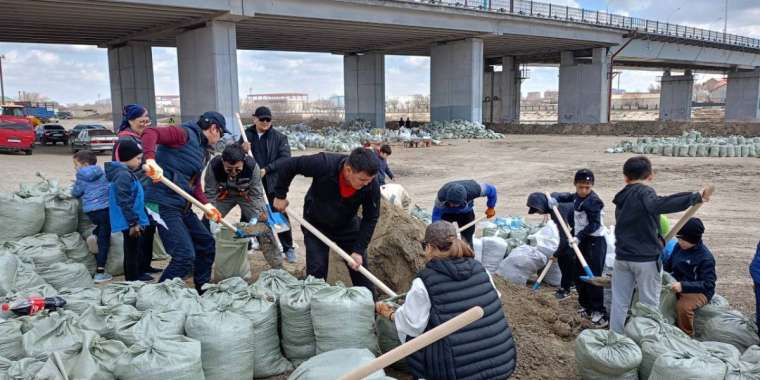 Атыраулықтар Жайық жағасын топырақ салынған қаптармен биіктетіп жатыр