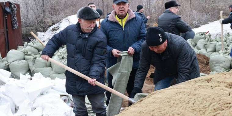 Су тасқыны: Қостанайда мыңнан аса ерікті құтқарушыларға көмекке келді