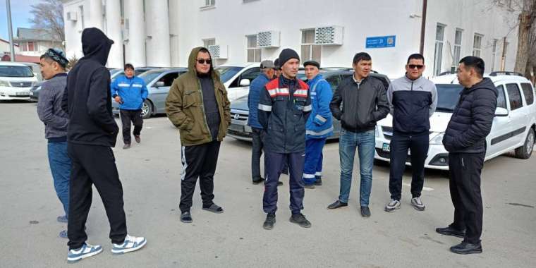 Су тасқыны: Құлсарыда зардап шеккендерді маңғыстаулық тұрғындар өз ауылдарына әкетіп жатыр