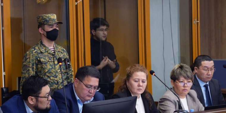 «Ақыры бәріне унитаз кінәлі деп жазатын шығар»: Бишімбаевтың сотында тергеуге белгісіз хат оқылды