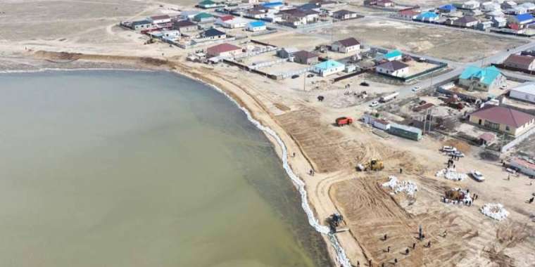 Су тасқыны: Еріктілер Құлсары қаласындағы Жем өзенінің сағасына қап төсеп жатыр