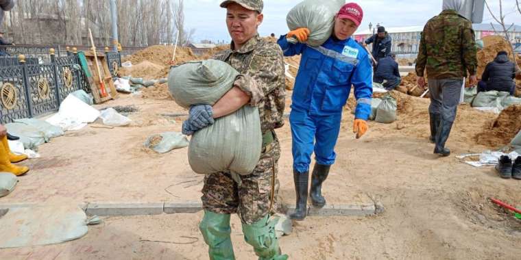 Су тасқыны: Құлсарыда қауіп сейілмеді  (ФОТОРЕПОРТАЖ)