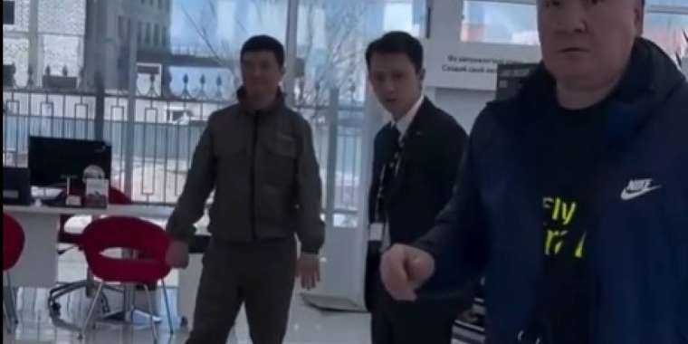 Төтенше жағдай: Атырау әкімінің орынбасары су жаңа көлік таңдап жүр