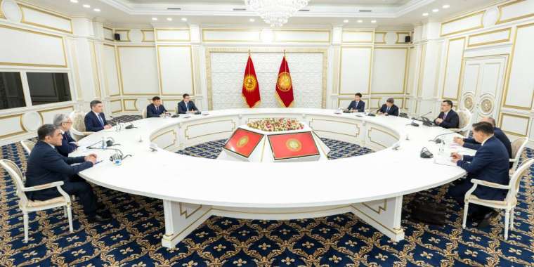 Тоқаевтың тапсырмасы: Олжас Бектенов жұмыс сапарымен Бішкекке барды