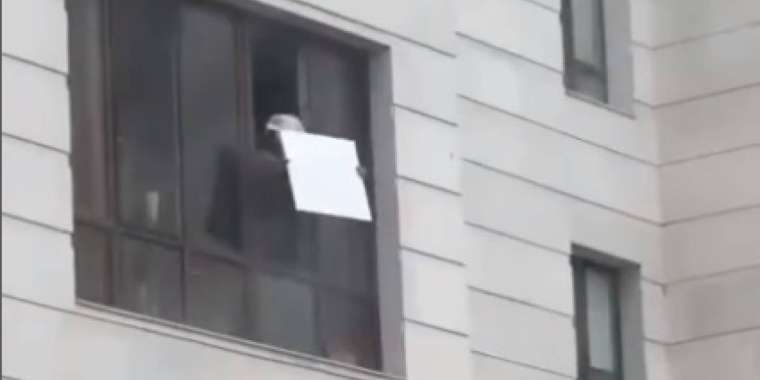 Астанада ер адам 7-қабаттан балалар алаңына құрылыс материалдарын лақтырған (ВИДЕО)