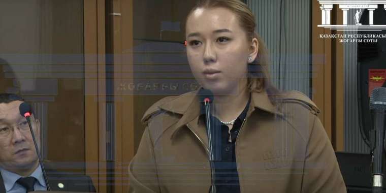 «Білегі көгеріп тұрды, қарай алмай жылап алдым»: Салтанаттың көмекшісі сотта жауап берді