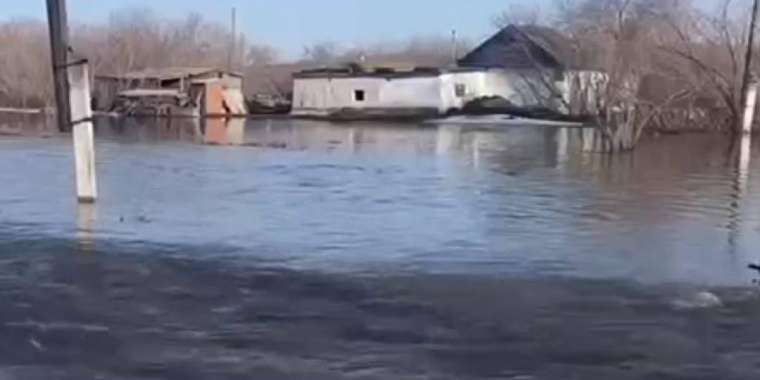 «Жағдай күрделі»: СҚО әкімі су тасқынына байланысты үндеу жолдады