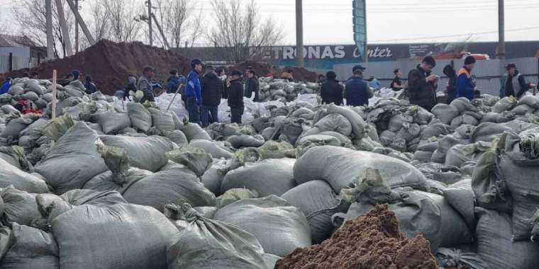 Еріктілер Ақтөбедегі 50 үйдің 30-ын су тасқынынан құтқарып қалды