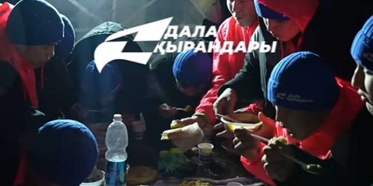 Су тасқыны: «Дала Қырандары» жастар бірлестігі Жібек Жолы ауылының тұрғындарына көмекке келді