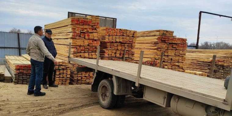 Ақтөбеде «Әділдік және Өркендеу» ҚҚ белсенділері су тасқынынан зардап шеккен отбасыға құрылыс материалдарын сатып алуға көмектесті