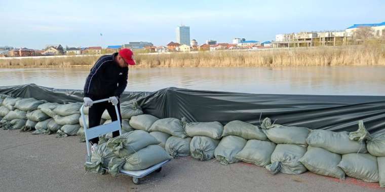 Су тасқыны: Атыраулықтар Жайық жағасын биіктетіп жатыр (ФОТОРЕПОРТАЖ)
