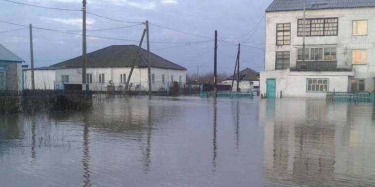 Атбасарда су тасқынымен тәулік бойы күресіп жатыр