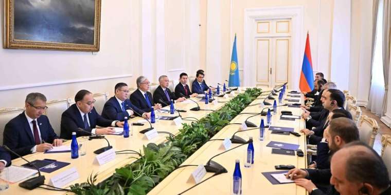 Тоқаев пен Пашинян кеңейтілген құрамда келіссөз жүргізді