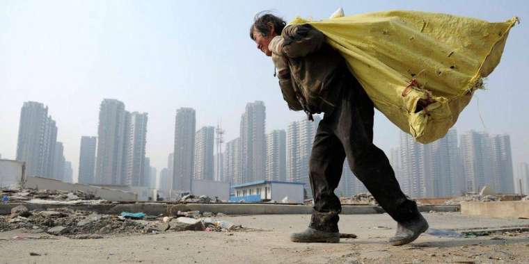 Екі адамның бірін еркелететінін қараңыз