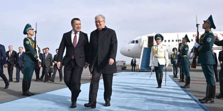 Тоқаев Астана әуежайында Садыр Жапаровты күтіп алды