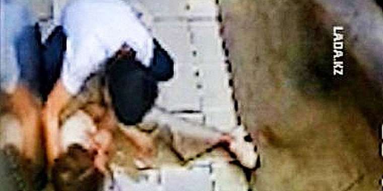 Ақтауда ер адам балаларының көзінше әйелін ұрып-соққан