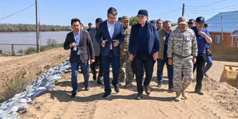 Бектенов Атырау тұрғын алаптарын тасқыннан қорғау жұмыстарын тексерді