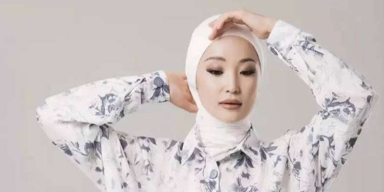 «Намазхандар қиянат жасамайды деп ойладым»: Танымал әнші бақытсыз әйел болғанын айтты