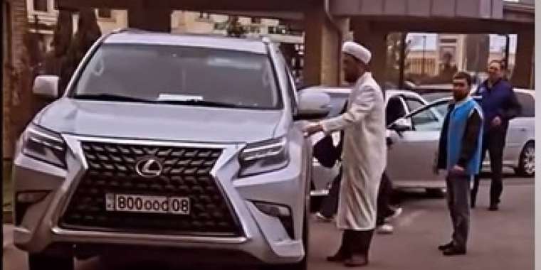 «VIP нөмірінің өзі 5000 доллар»: Таразда қымбат көлік мінген имам сынға ұшырады