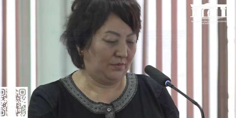 «Жүргізуші баламның намысына тиген»: Автобус апатына кінәлі күдіктінің анасы сотта сөйледі