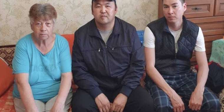 «Әділдік және Өркендеу» қорының Маңғыстау өңіріндегі белсенділері қарттарға көмектесті