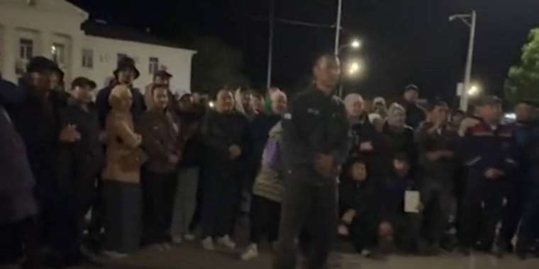 Құлсарыда су тасқынынан зардап шеккен тұрғындар баспана шығынын өтеуді талап етіп, алаңға жиналды