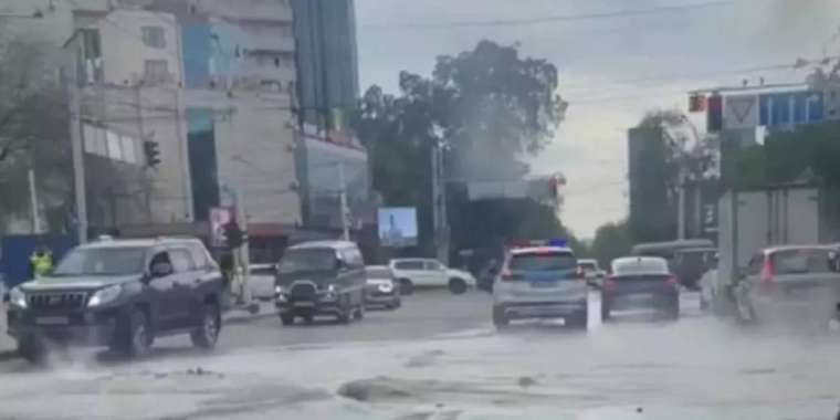 Алматының орталығында құбыр жарылып, асфальт опырылды