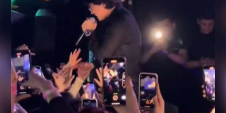 «Қымбат тұрады». Қайрат Нұртас сахнада аяғына жабысқан қыздарға жауап берді