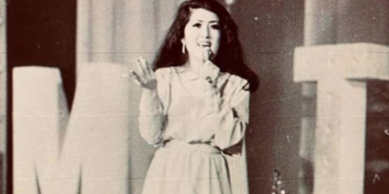 «Жастық шақтың символы». Мақпал Жүнісова сахнаның сәніне айналған сәттерін көрсетті