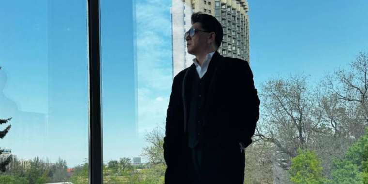 «Қартаяйын дедім бе...»: Сәкен Майғазиев көз жасына ерік берді