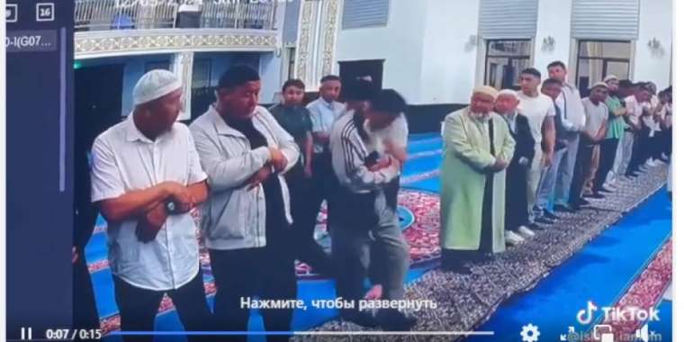 «Әмин» деп дауыстап айтқаны үшін ұрған: Шымкентте мешітте төбелес болды (ВИДЕО)