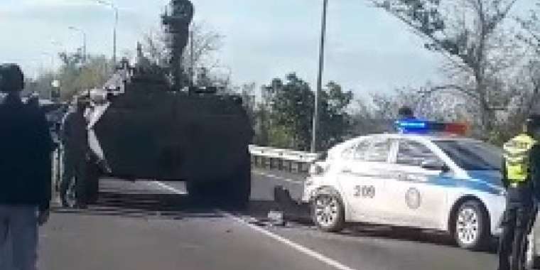 Оралда көпірде БТР мен полиция көлігі соқтығысты (ВИДЕО)